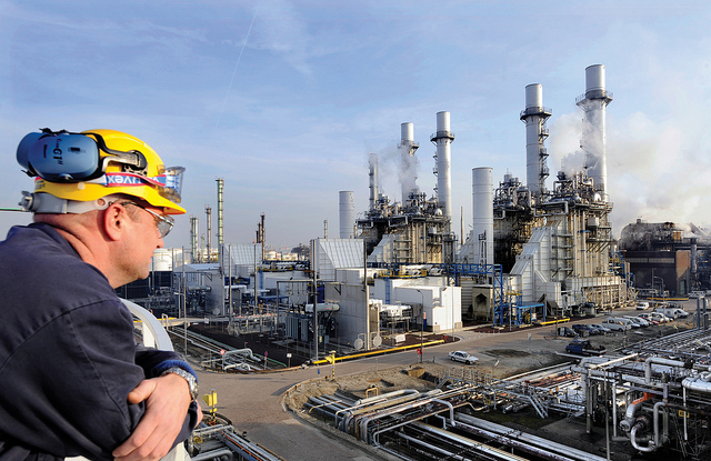 L&rsquo;essence est obtenue par le traitement du p&eacute;trole brut dans des raffineries.