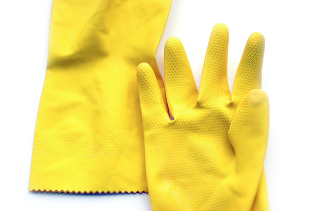 Avec un &eacute;quipement de protection, p. ex. des gants en caoutchouc adapt&eacute;s, on peut se prot&eacute;ger simplement et efficacement contre le benz&egrave;ne lorsqu&rsquo;on manipule de l&rsquo;essence. 